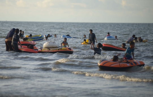 Ribuan Wisatawan Serbu Pantai Tanjung Pakis Karawang