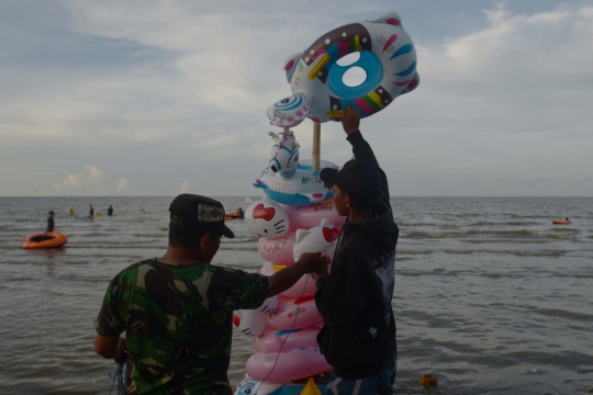 Ribuan Wisatawan Serbu Pantai Tanjung Pakis Karawang