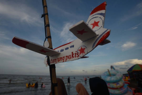 Ribuan Wisatawan Serbu Pantai Tanjung Pakis Karawang