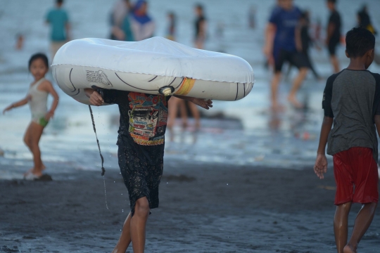 Ribuan Wisatawan Serbu Pantai Tanjung Pakis Karawang