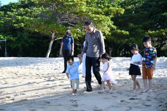 Serunya Presiden Jokowi dan Cucu Main di Pantai Nusa Dua Bali