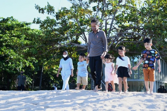 Serunya Presiden Jokowi dan Cucu Main di Pantai Nusa Dua Bali