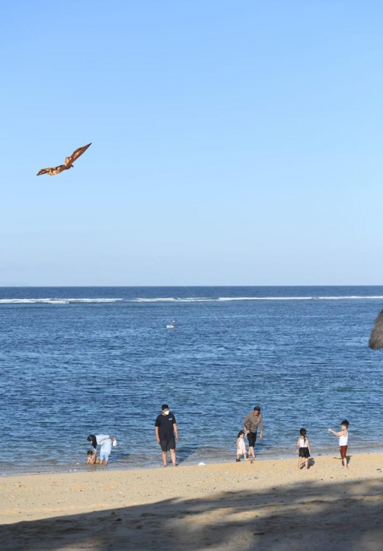 Serunya Presiden Jokowi dan Cucu Main di Pantai Nusa Dua Bali