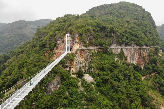 Menguji Adrenalin Seberangi Jembatan Kaca di Atas Jurang Vietnam