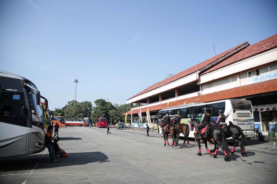 Polisi Berkuda Amankan Terminal Kampung Rambutan
