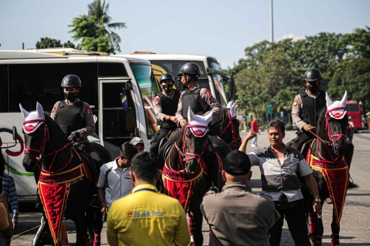 Polisi Berkuda Amankan Terminal Kampung Rambutan