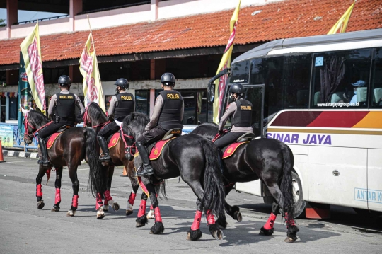 Polisi Berkuda Amankan Terminal Kampung Rambutan