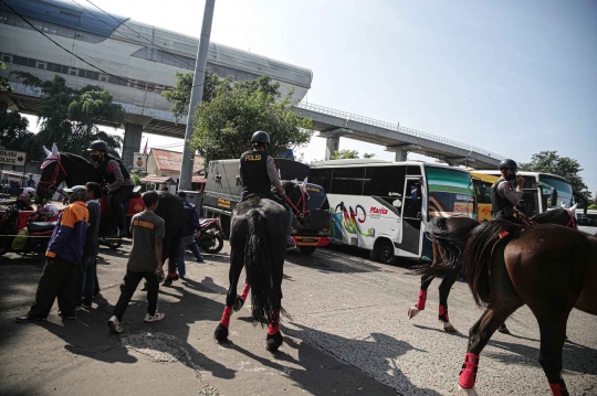 Polisi Berkuda Amankan Terminal Kampung Rambutan