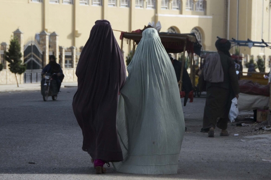 Taliban Wajibkan Seluruh Perempuan Afghanistan Pakai Burka