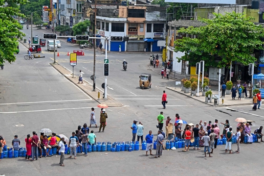 Aksi Protes Warga Sri Lanka Blokade Jalanan dengan Tabung LPG
