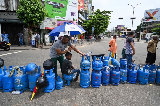 Aksi Protes Warga Sri Lanka Blokade Jalanan dengan Tabung LPG