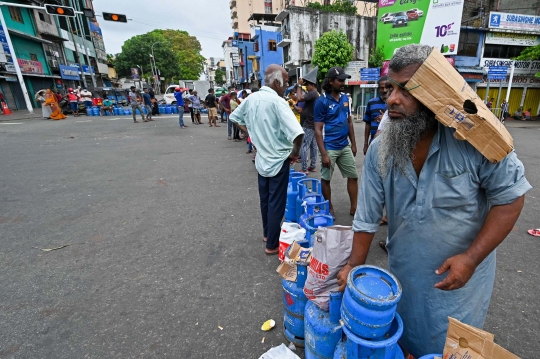 Aksi Protes Warga Sri Lanka Blokade Jalanan dengan Tabung LPG