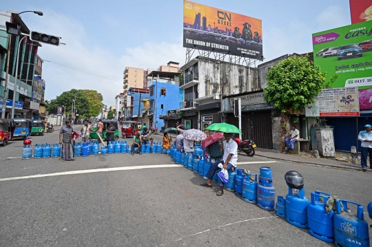Aksi Protes Warga Sri Lanka Blokade Jalanan dengan Tabung LPG