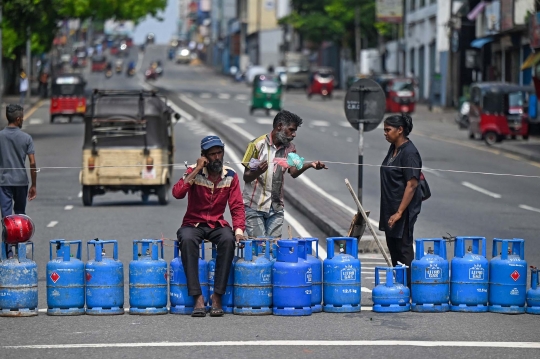 Aksi Protes Warga Sri Lanka Blokade Jalanan dengan Tabung LPG