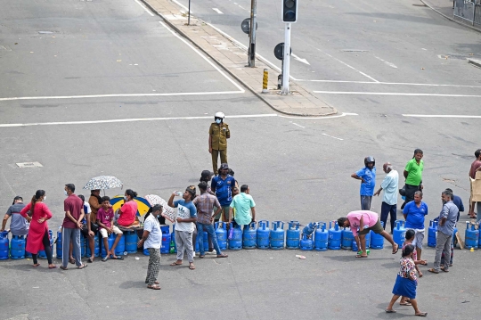 Aksi Protes Warga Sri Lanka Blokade Jalanan dengan Tabung LPG