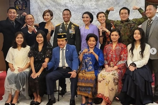 Intip Sesi Foto Keluarga Besar Hetty Perkasa, Panglima TNI Andika Gagah Berseragam