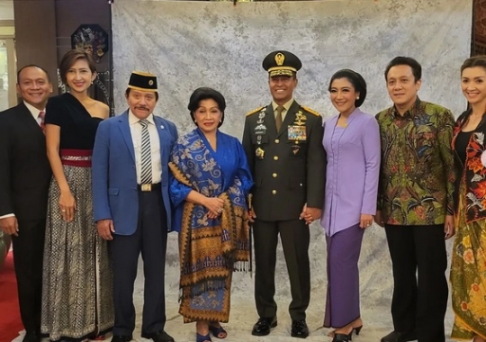 Intip Sesi Foto Keluarga Besar Hetty Perkasa, Panglima TNI Andika Gagah Berseragam