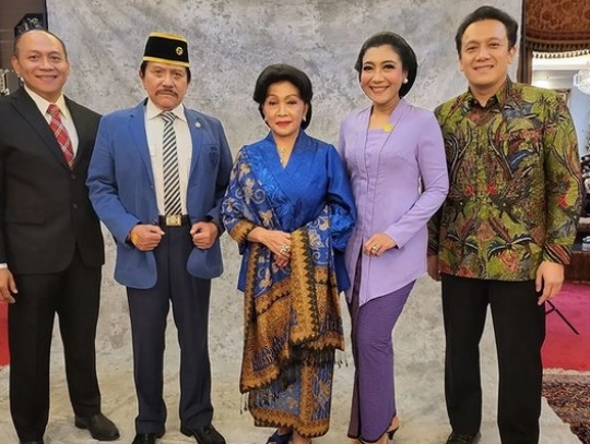 Intip Sesi Foto Keluarga Besar Hetty Perkasa, Panglima TNI Andika Gagah Berseragam