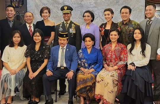 Intip Sesi Foto Keluarga Besar Hetty Perkasa, Panglima TNI Andika Gagah Berseragam