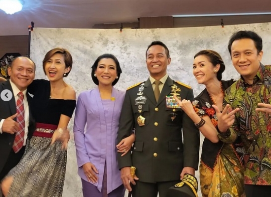 Intip Sesi Foto Keluarga Besar Hetty Perkasa, Panglima TNI Andika Gagah Berseragam