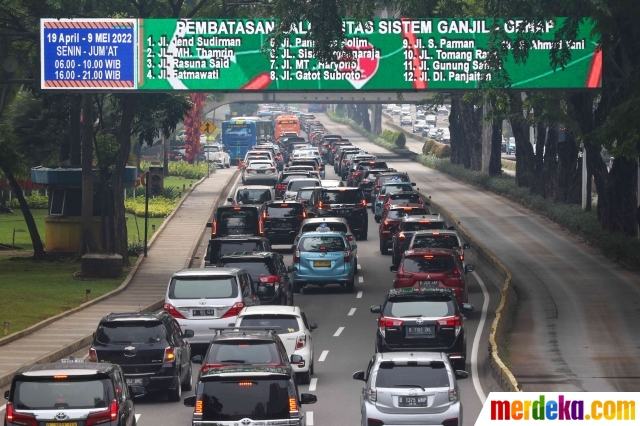 Kendaraan melintas di Jalan Jenderal Sudirman, Jakarta, Senin (9/5/2022). Sistem ganjil genap di sejumlah ruas jalan Jakarta kembali diberlakukan mulai 9 Mei 2022, seiring berakhirnya libur Lebaran.