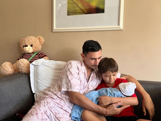 Jadi Kakak, Ini Potret El Barack Gendong Sang Adik yang Baru Lahir Bikin Gemas