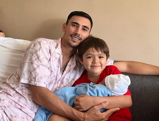 Jadi Kakak, Ini Potret El Barack Gendong Sang Adik yang Baru Lahir Bikin Gemas