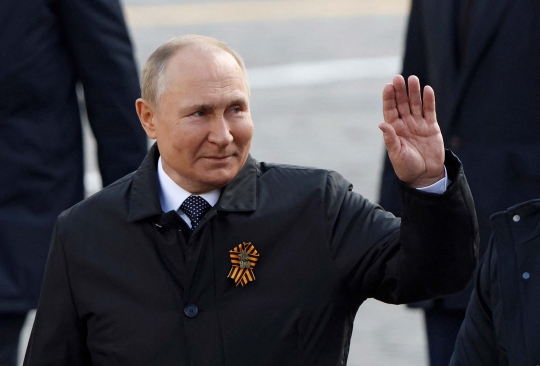 Ekspresi Vladimir Putin Pimpin Parade Militer Hari Kemenangan Rusia
