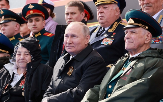 Ekspresi Vladimir Putin Pimpin Parade Militer Hari Kemenangan Rusia