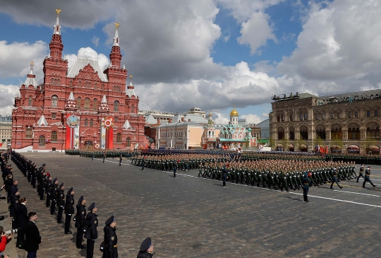 Deretan Rudal dan Tank Tempur Rusia Berparade di Hari Kemenangan