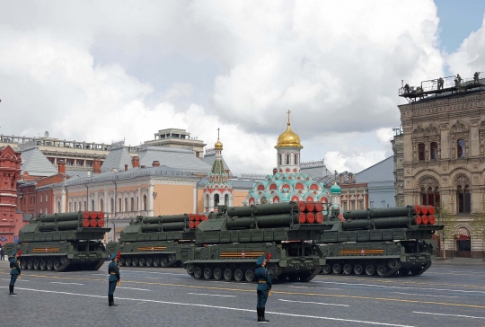 Deretan Rudal dan Tank Tempur Rusia Berparade di Hari Kemenangan