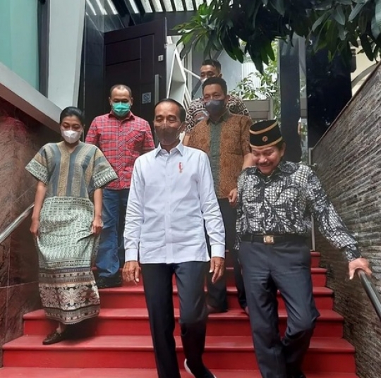 Mertua Panglima TNI Jenderal Andika Dijenguk Jokowi, Ini Potretnya Penuh Keakraban