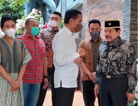 Mertua Panglima TNI Jenderal Andika Dijenguk Jokowi, Ini Potretnya Penuh Keakraban