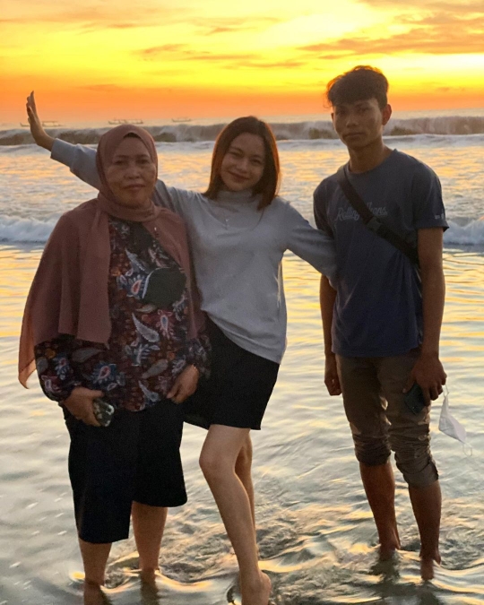 6 Potret Rara LIDA Liburan di Bali, Penampilannya Mencuri Perhatian