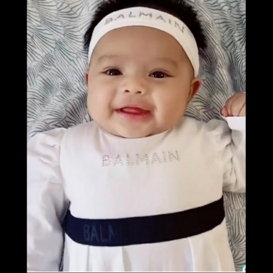 6 Potret Baby Ameena Anak Atta Halilintar Pakai Headband, Ekspresinya Bikin Gemas
