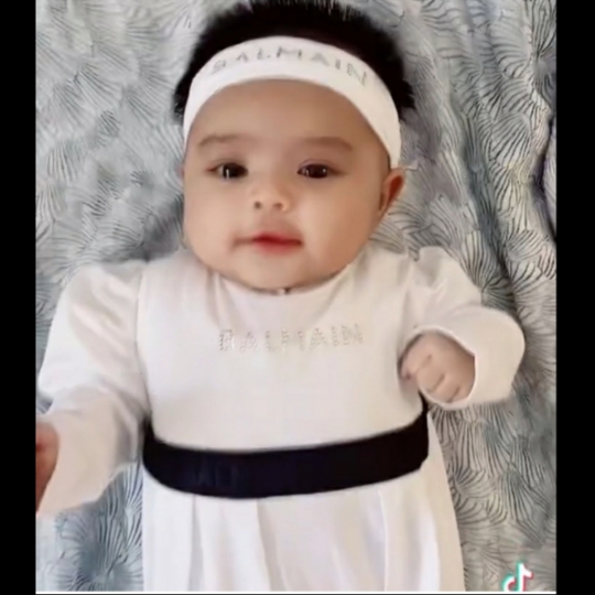 6 Potret Baby Ameena Anak Atta Halilintar Pakai Headband, Ekspresinya Bikin Gemas