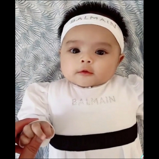 6 Potret Baby Ameena Anak Atta Halilintar Pakai Headband, Ekspresinya Bikin Gemas