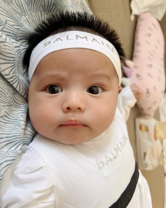 6 Potret Baby Ameena Anak Atta Halilintar Pakai Headband, Ekspresinya Bikin Gemas