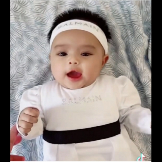 6 Potret Baby Ameena Anak Atta Halilintar Pakai Headband, Ekspresinya Bikin Gemas