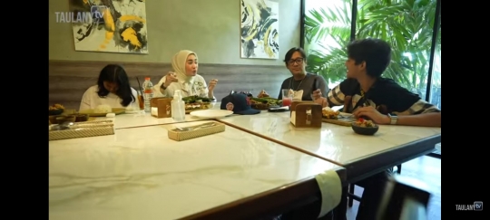 Potret Andre Taulany Bersama Keluarga Liburan ke Bali, Sempat Bertemu Desta dan Omesh