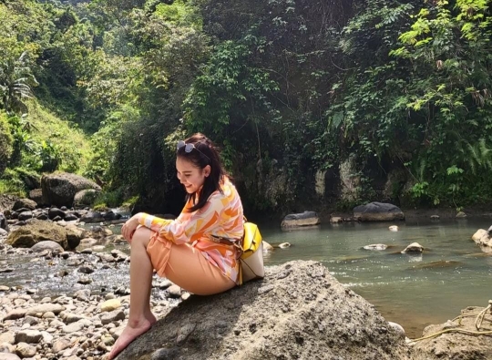Deretan Foto Ayu Ting Ting di Pinggir Sungai, Netizen 'Bidadari Baru Turun'