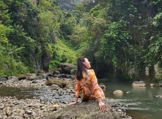 Deretan Foto Ayu Ting Ting di Pinggir Sungai, Netizen 'Bidadari Baru Turun'