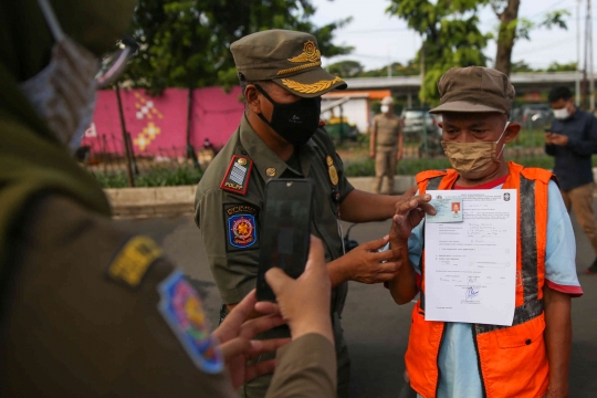 PPKM Terus Diperpanjang, Petugas Jaring Warga Tak Pakai Masker