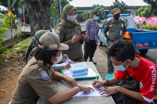 PPKM Terus Diperpanjang, Petugas Jaring Warga Tak Pakai Masker