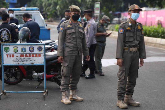 PPKM Terus Diperpanjang, Petugas Jaring Warga Tak Pakai Masker