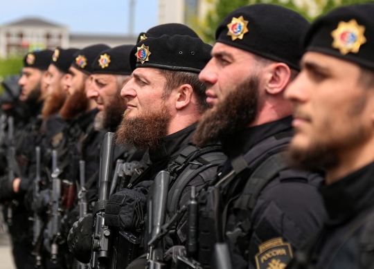 Barisan Tentara Berjenggot Chechnya di Parade Hari Kemenangan Rusia