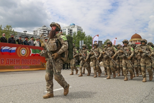 Barisan Tentara Berjenggot Chechnya di Parade Hari Kemenangan Rusia