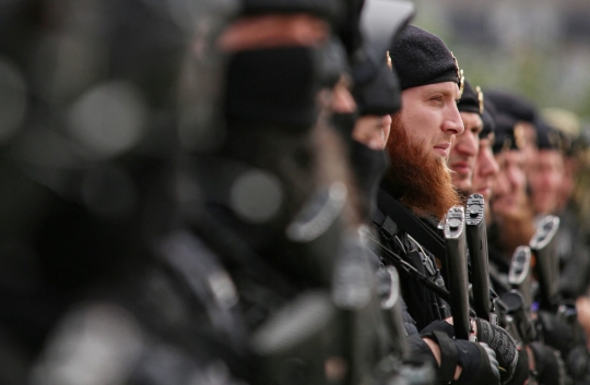 Barisan Tentara Berjenggot Chechnya di Parade Hari Kemenangan Rusia