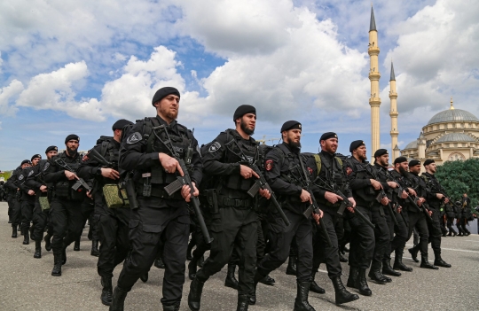 Barisan Tentara Berjenggot Chechnya di Parade Hari Kemenangan Rusia