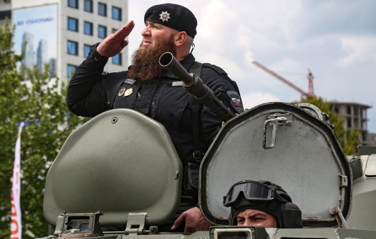 Barisan Tentara Berjenggot Chechnya di Parade Hari Kemenangan Rusia